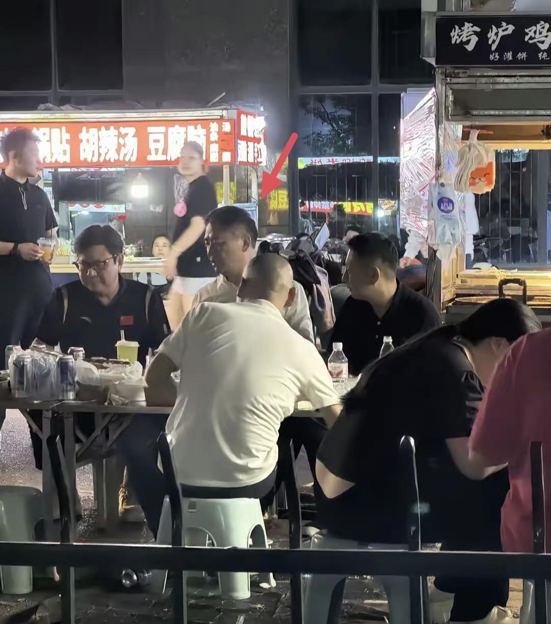 刘强东回宿迁老家逛夜市吃路边摊
