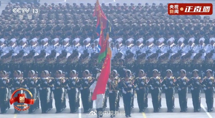 1分钟回顾九三阅兵震撼画面1. 开场画面，庄严的阅兵场，伴随着雄壮的军乐声，习近平主席乘坐检阅车驶出天安门，检阅三军将士。整个画面充满了庄重和威严的气氛。