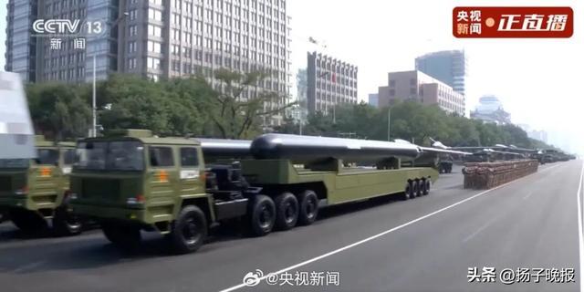 DF61导弹亮相阅兵场